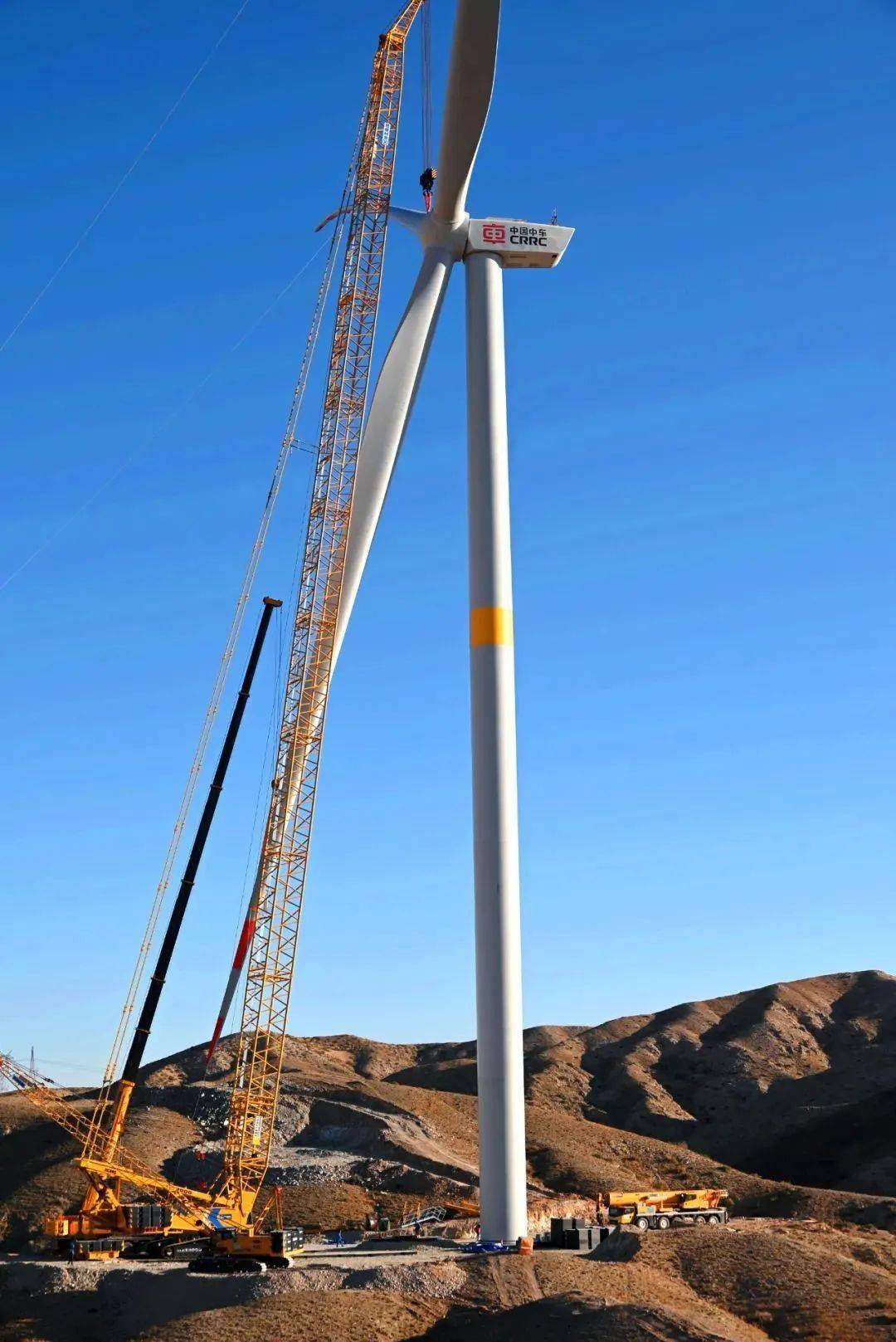 華潤新能源阿拉善宗別立200兆瓦風(fēng)電項目成功完成首臺風(fēng)機(jī)吊裝
