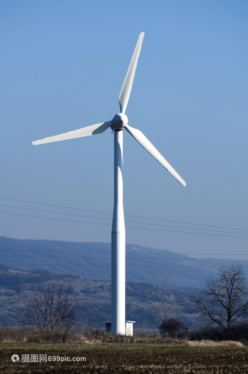 藍(lán)色天空上的風(fēng)力發(fā)電機(jī)